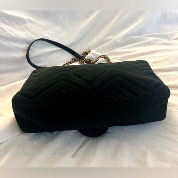 👑✅PRICE FIRM✅ Beautiful Black and Gold Fashion Velour Shoulder Bag - Picture 4 of 17